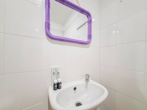 Deluxe-stúdíóíbúð | Baðherbergi | Sturta, handklæði