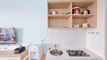 Deluxe Studio | Private kitchen | Full-sized fridge, stovetop