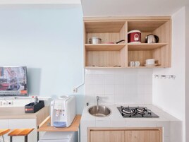 Estudio Deluxe | Cocina privada | Frigorífico grande y placa de cocina