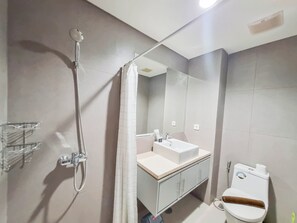 Estudio Deluxe | Baño | Regadera, amenidades de baño gratuitas, toallas 