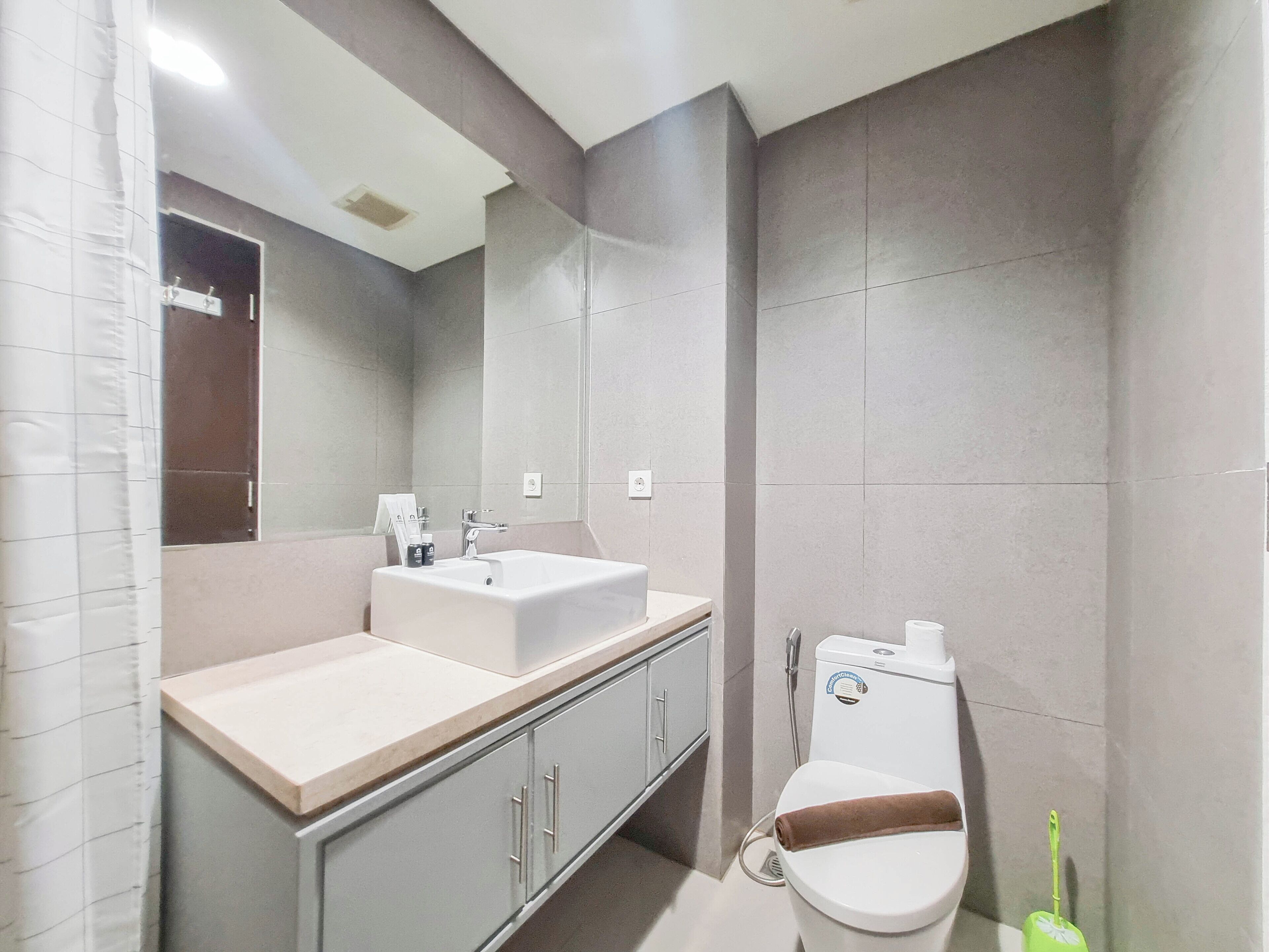 Deluxe Studio | Bathroom | Shower, free toiletries, towels