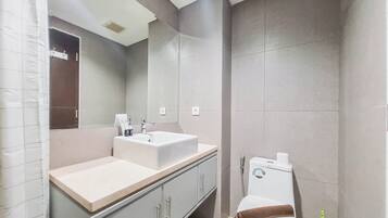 Deluxe Studio | Bathroom | Shower, free toiletries, towels