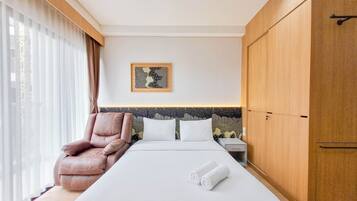 Deluxe Studio | Desk, free WiFi