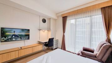 Deluxe Studio | Desk, free WiFi