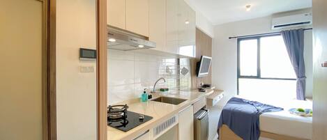 Deluxe Studio | Private kitchen | Mini-fridge, stovetop