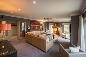 Smart TV, fireplace - The Beeches - Luxury home in the Peak District (Darley Dale)