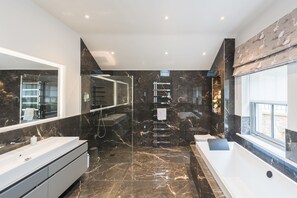 Douche, séchoir à cheveux, serviettes fournies