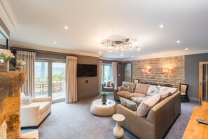 Smart TV, fireplace - The Beeches - Luxury home in the Peak District (Darley Dale)