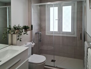 Shower, hair dryer, towels, soap - Apartamento Acogedor, en el Centro (Sevilla)