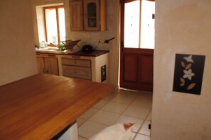 Private kitchen - Fully-equipped, lively house with West Indian caterer in Burgundy near Chablis (BELLECHAUME)