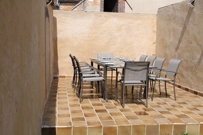 Outdoor dining - Fully-equipped, lively house with West Indian caterer in Burgundy near Chablis (BELLECHAUME)