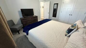 2 soveværelser, skrivebord, strygejern/strygebræt, weekendseng