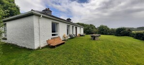 Property grounds - Unique beachfront cottage at Fintra Bay Donegal (Killybegs)