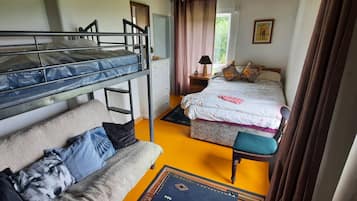 5 makuuhuonetta, silitysrauta/-lauta, vauvan matkasänky, vuodevaatteet