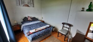 5 bedrooms, iron/ironing board, travel cot, bed sheets - Unique beachfront cottage at Fintra Bay Donegal (Killybegs)