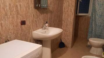 Ducha, bidet, toallas, shampoo