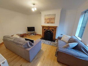 Living area - Cozy 3 bedroom in Bruff, 20 minutes from Limerick city . (Bruff)
