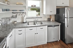 Kjøleskap, mikrobølgeovn, ovn og kokeplater