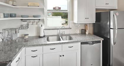 Luxury Guest House | Pvt. Parking | @ Kyle Field