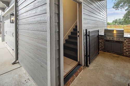 Luxury Guest House | Pvt. Parking | @ Kyle Field