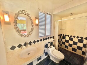 A bathroom with a sink, toilet, and shower. - Casa Amable by Ronny's place - Manuel Antonio (Quepos)