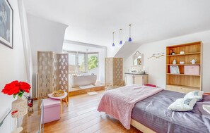 6 bedrooms, iron/ironing board, travel cot, free WiFi - Nice home in Groffliers with WiFi (Groffliers)