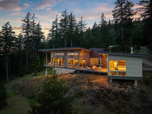 San Juan Islands / Ocean Views, Fire Pit & BBQ Area