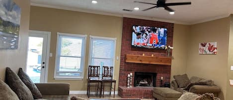 Una Smart TV, una chimenea, una oficina