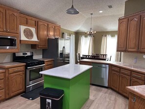 ثلاجة، ميكروويف، فرن، موقد طهي مسطح