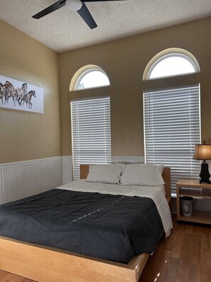 4 makuuhuonetta, silitysrauta/-lauta, ilmainen Wi-Fi, vuodevaatteet