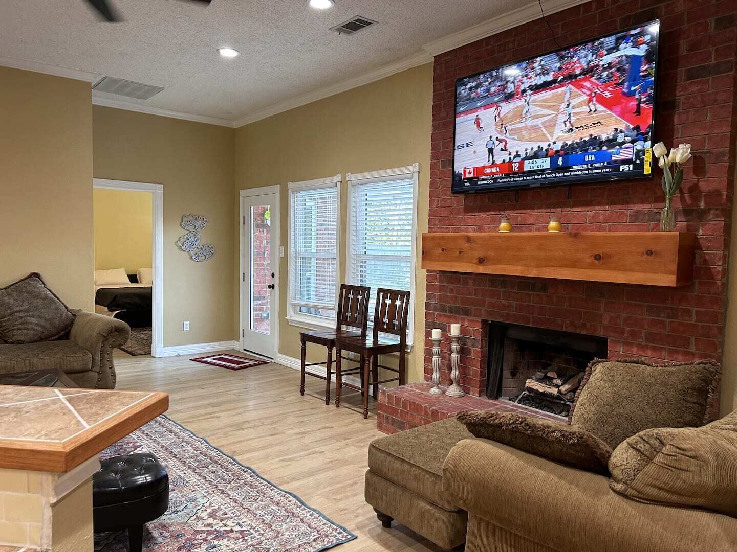 TV connectée, cheminée, espaces bureaux