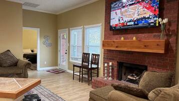 TV connectée, cheminée, espaces bureaux