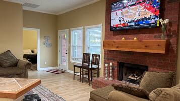 Een smart-tv en een open haard