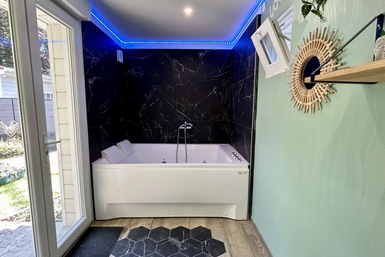 Shower, jetted bath, hair dryer, towels