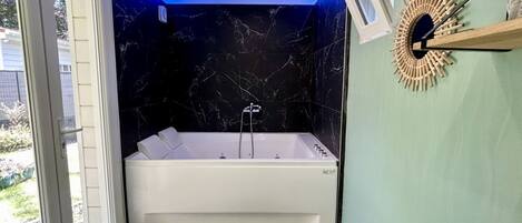 Shower, jetted bath, hair dryer, towels