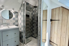 Shower, jetted tub, hair dryer, towels - Terre & Mer'veilles 2, apartment for 2 with SPA (FAVIERES)