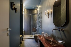 Douche, sèche-cheveux, bidet