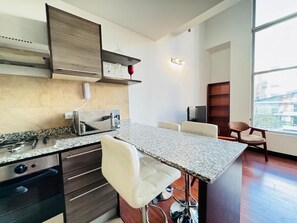 Private kitchen - Suite Ejecutiva, 2 Personas, 1 Baño, Wiffi, 1 Parqueadero, Piscina, Gym, (Quito)