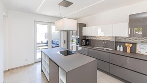 Kaffetrakter/tekoker, kjøleskap, ovn og kokeplater
