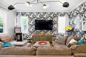 Una televisión, videojuegos, una oficina