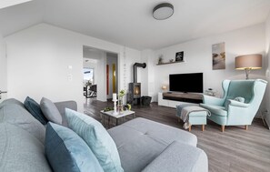 Een smart-tv en een open haard