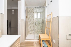 Dusche, Haartrockner, Bidet, Handtücher