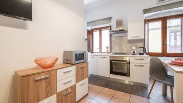 Frigorifero, microonde, forno, piano cottura