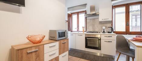 Réfrigérateur, four à micro-ondes, un four, surface de cuisson
