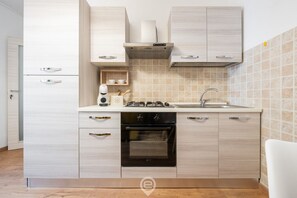 Een koelkast, een oven, een kookplaat, een koffiezetapparaat/waterkoker