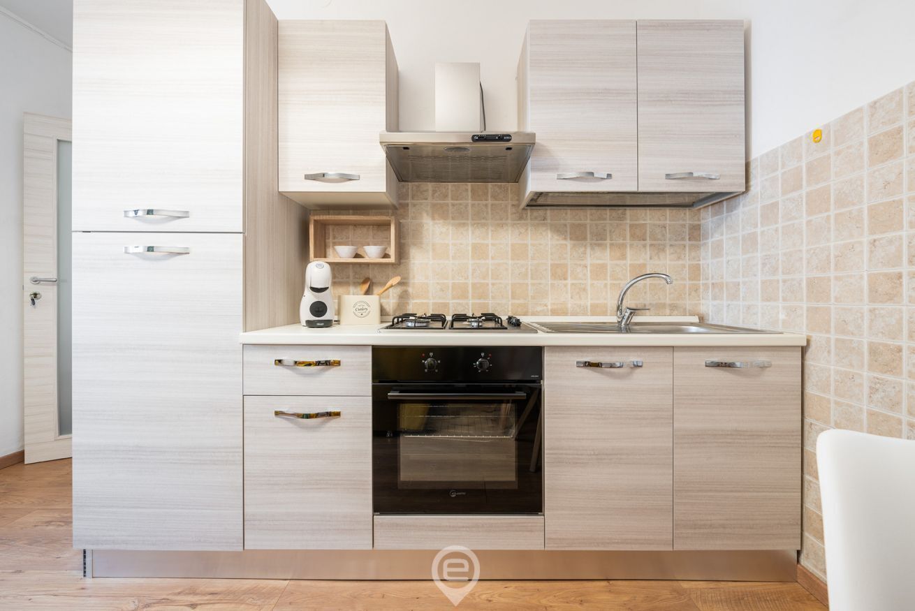 Kühlschrank, Ofen, Herdplatte, Wasserkocher mit Kaffee-/Teezubehör