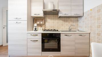 Kühlschrank, Ofen, Herdplatte, Wasserkocher mit Kaffee-/Teezubehör