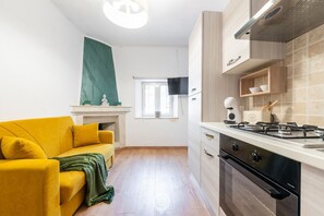Fridge, oven, stovetop, coffee/tea maker