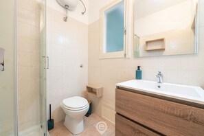 Bruser, hårtørrer, bidet, håndklæder