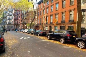 Parkplätze auf dem Gelände